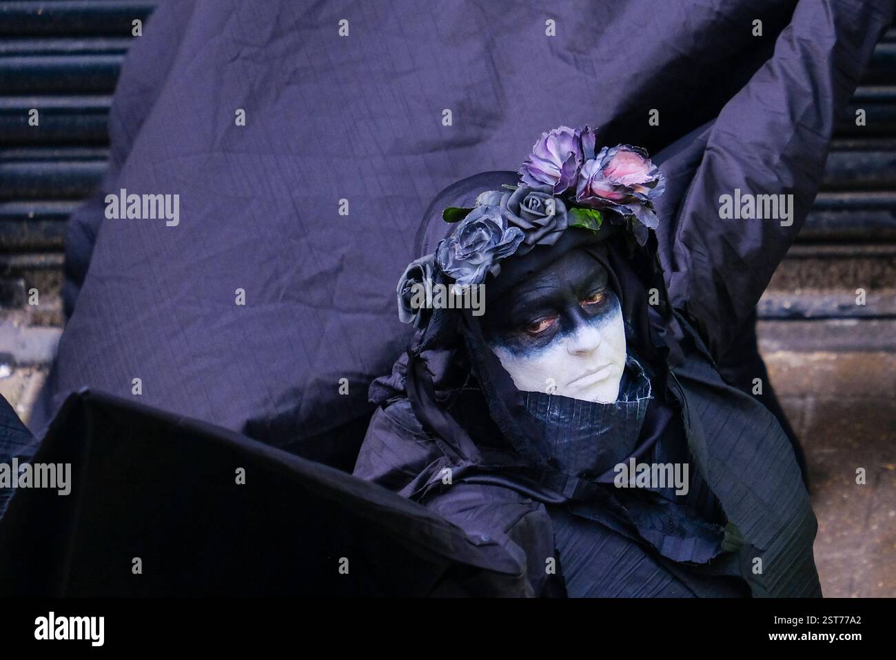 Londra, Regno Unito. 17 febbraio 2025. I manifestanti di Extinction Rebellion spruzzano l'esterno del Post Building - dove la società di consulenza manageriale McKinsey & Company ha uffici, con vernice nera come altri due occupano la tenda. Il gruppo mira a richiamare l'attenzione sui collegamenti dell'azienda con l'industria dei combustibili fossili e chiede loro di tagliare i legami con i clienti del petrolio e del gas. Credito: Fotografia dell'undicesima ora/Alamy Live News Foto Stock