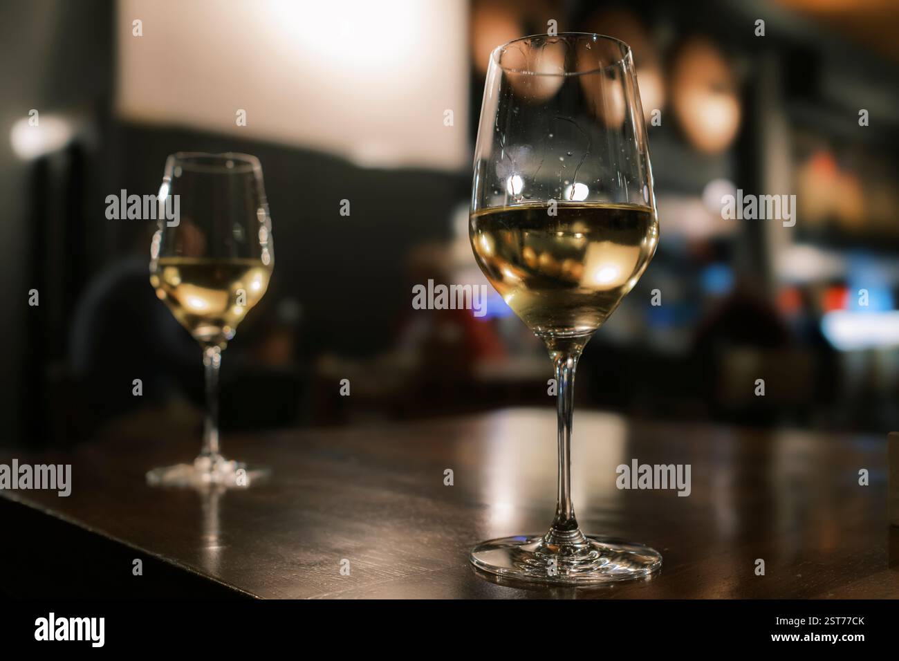 Bicchieri da vino su un tavolo in un bar. Foto Stock