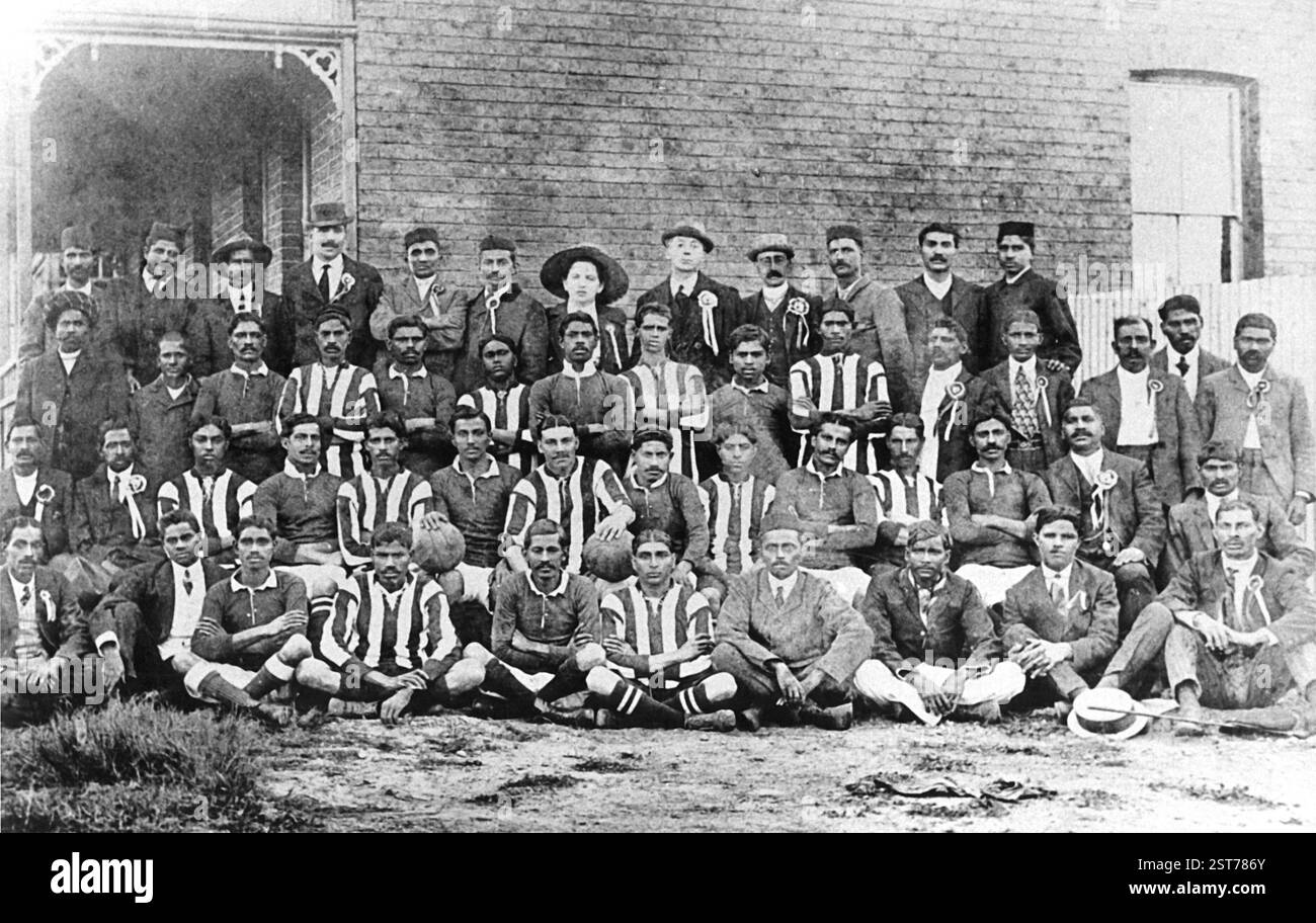 Una squadra di calcio di resistenze passive in Sud Africa, 1913. Sesta fila da sinistra: Gandhi e il suo segretario, Miss Sonia Schlesin Foto Stock