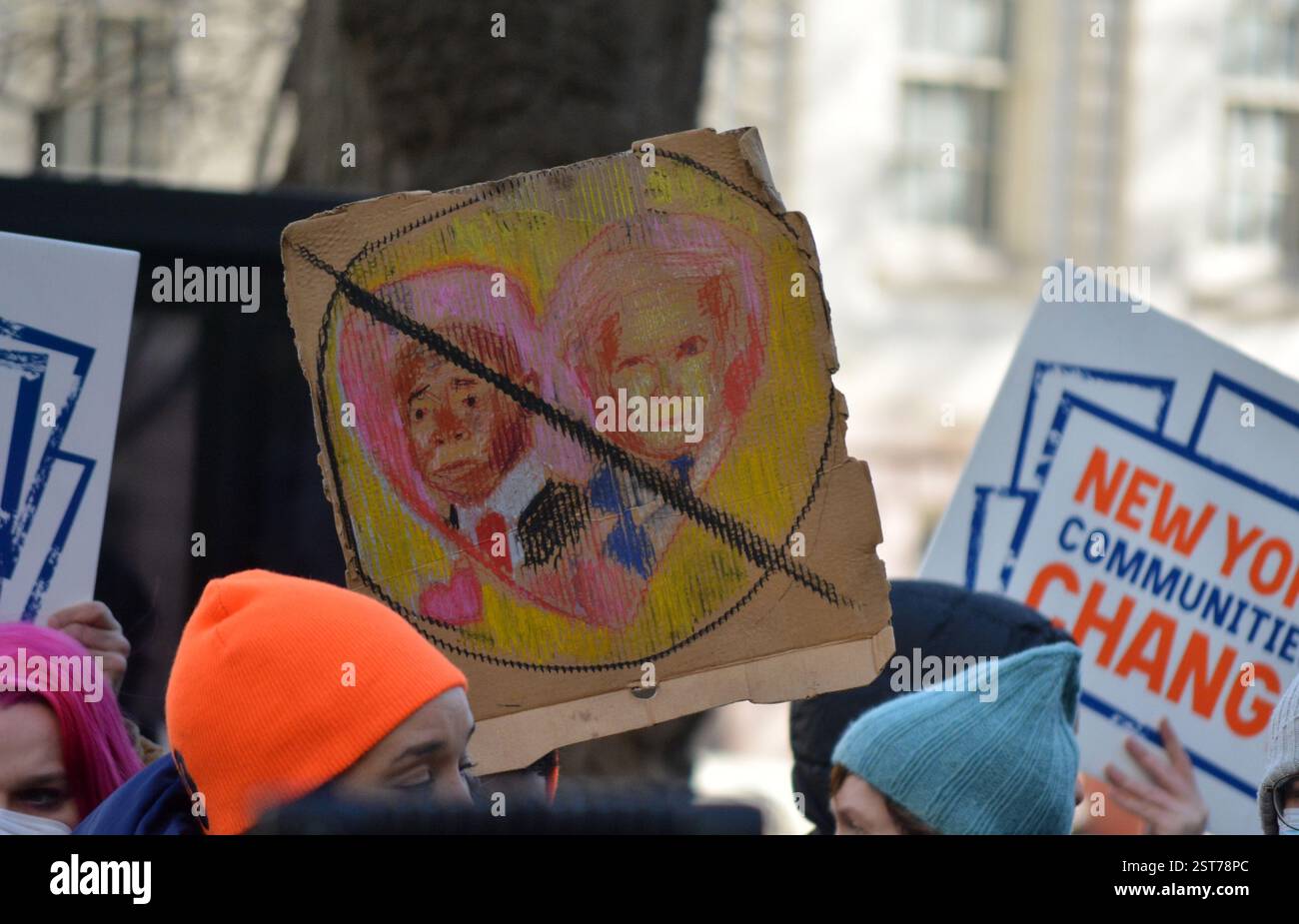 Protesta contro il sindaco Eric Adams fuori dal municipio di New York a Lower Manhattan. Foto Stock