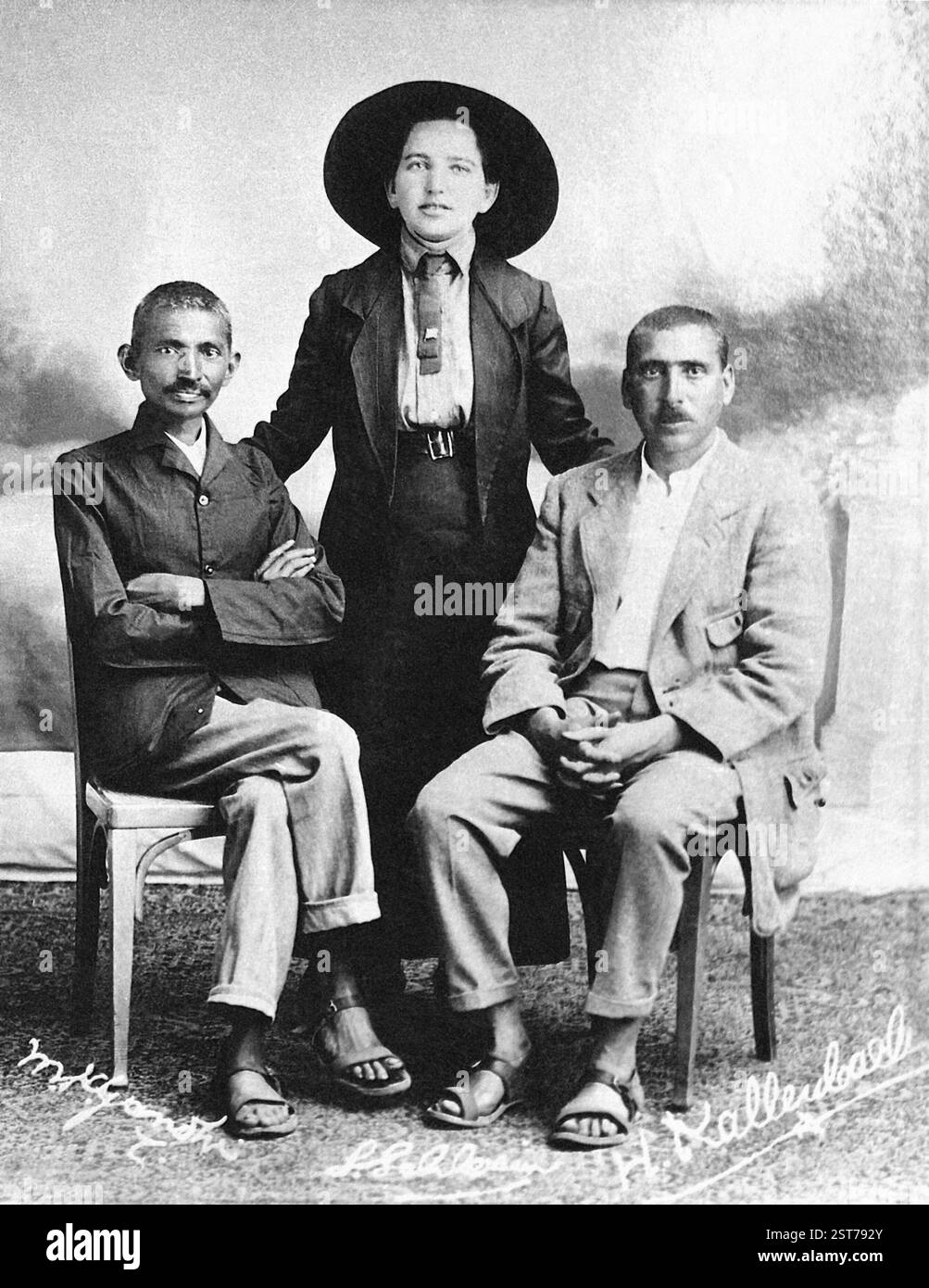 Gandhi, segretaria Sonia Schlesin, amico dottor Hermann Kallenbach, 1913 fotografia ha portato Kallenbach Inghilterra tuta con colletto cucito piegato Foto Stock