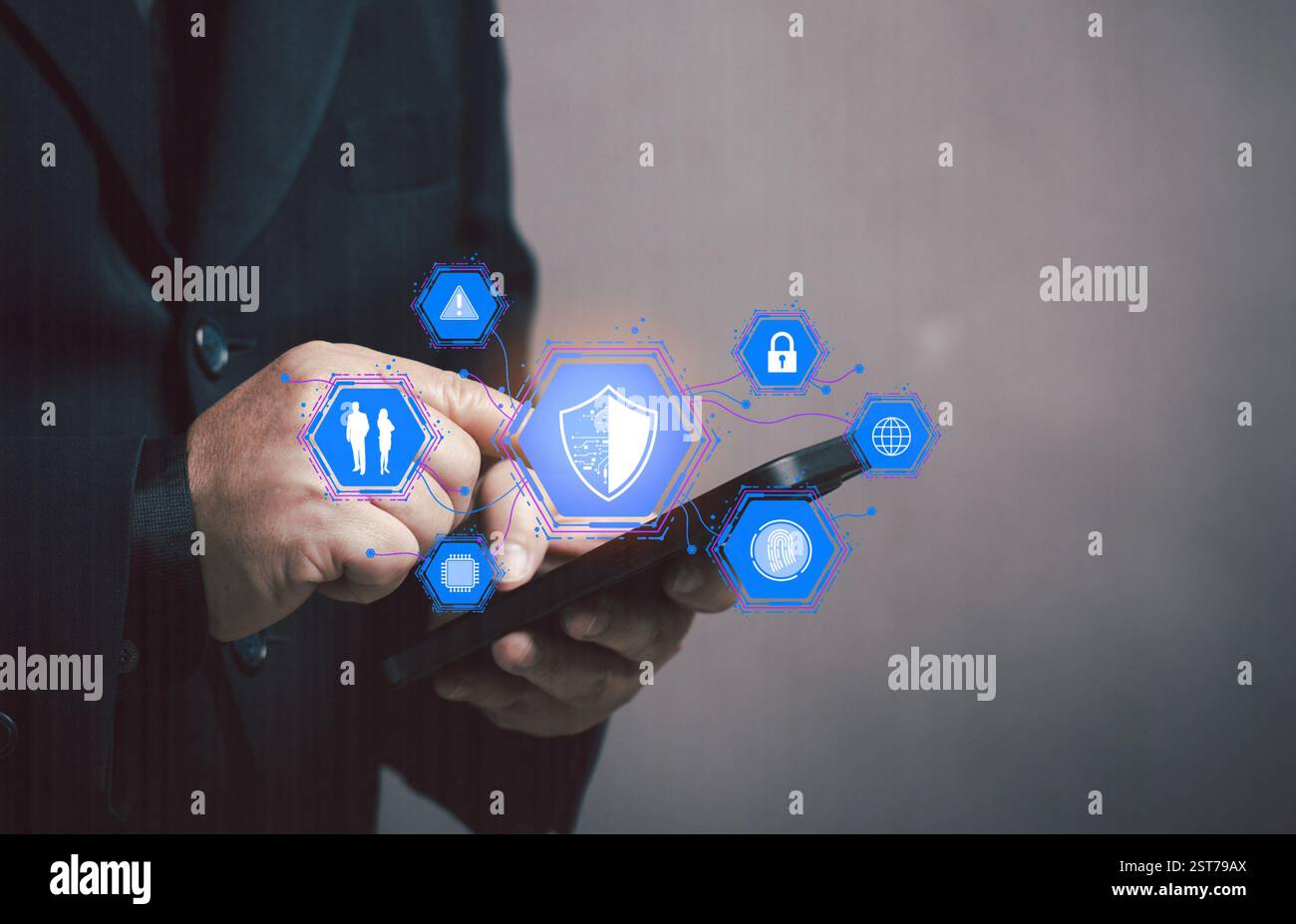 premere lo smartphone per proteggere i dati personali. Protezione della sicurezza delle transazioni online.privacy sicurezza hacker. connessione a internet e c Foto Stock