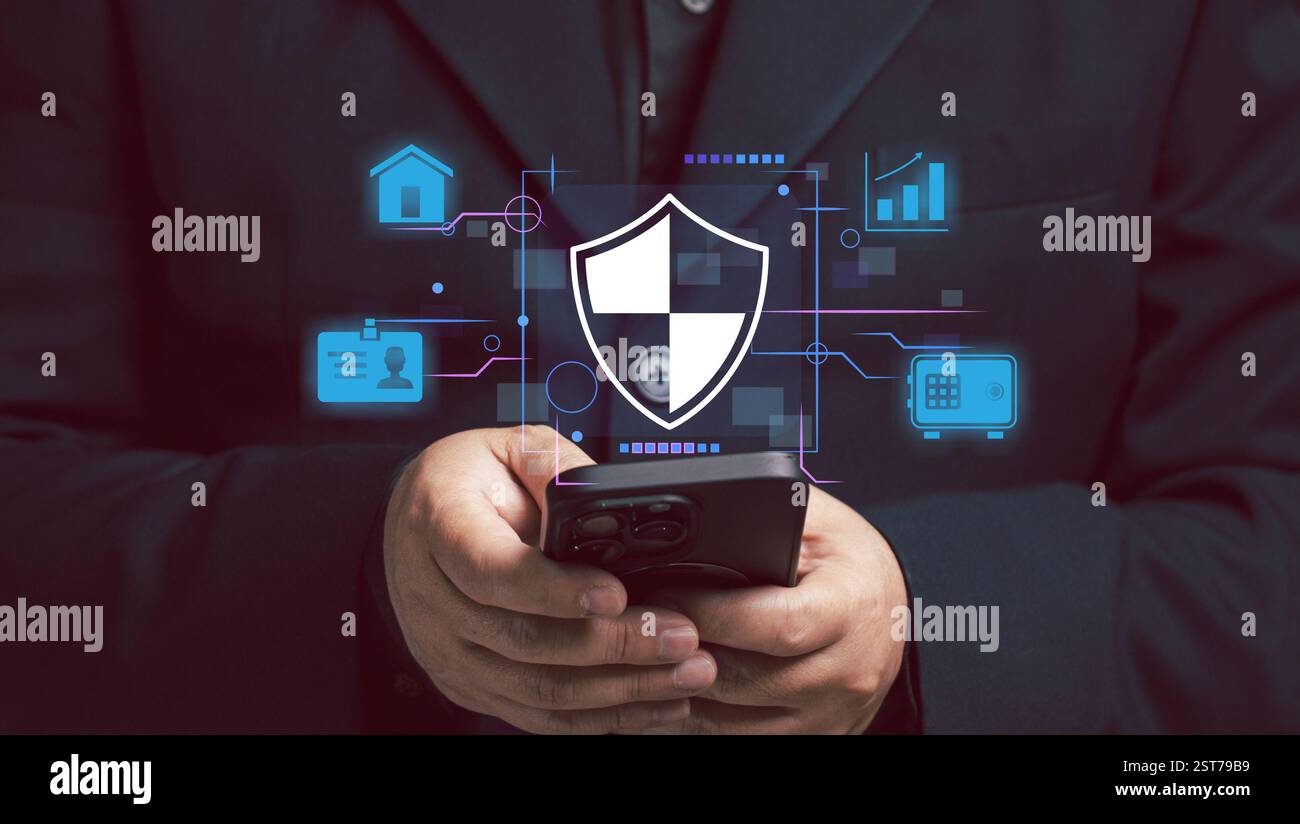 uomo utilizza lo smartphone per proteggere i dati personali. Protezione della sicurezza delle transazioni online.privacy sicurezza hacker. connessione a internet e cib Foto Stock