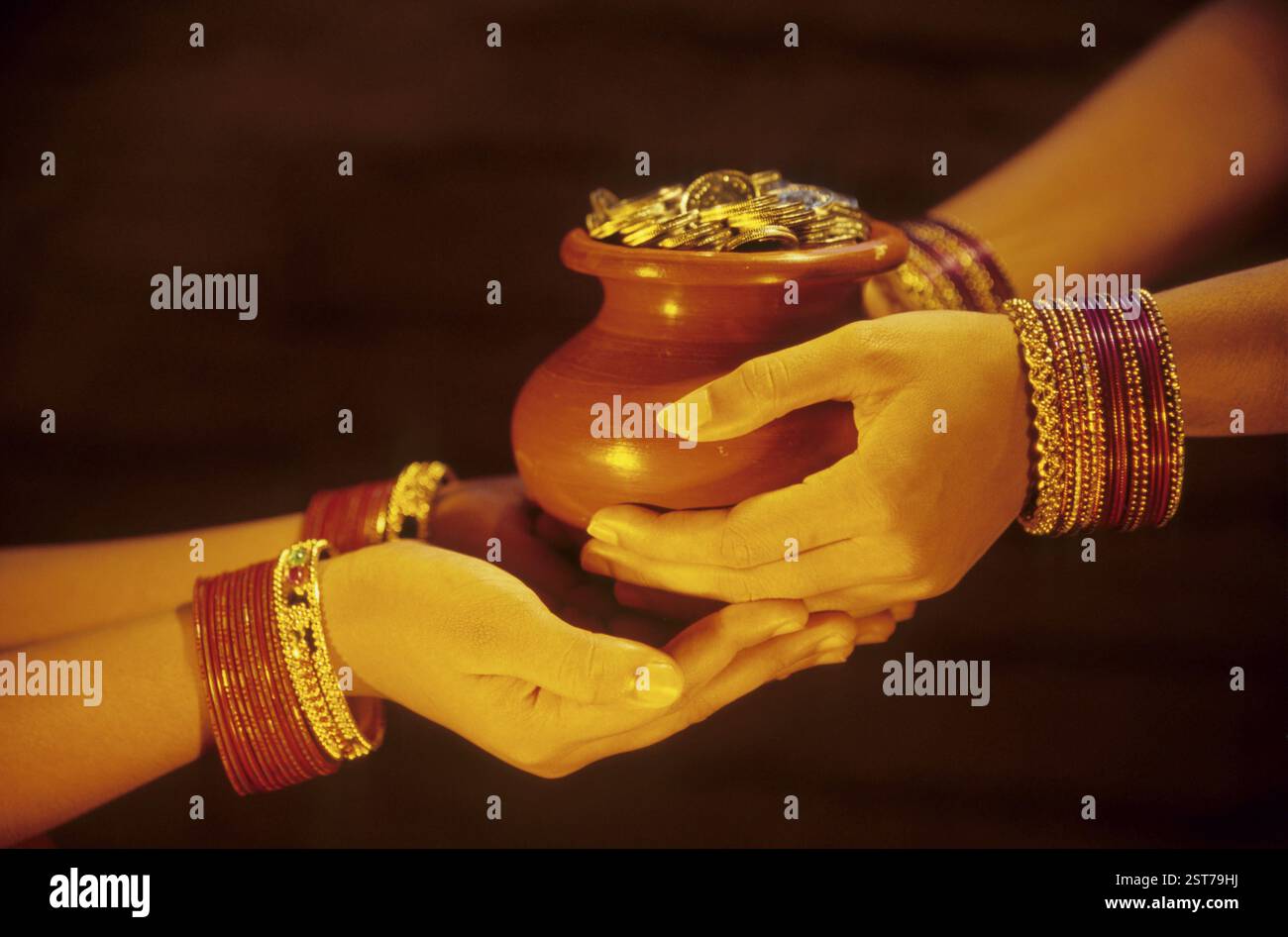 Donna che dà soldi a un'altra donna, concetto, prestito jackpot MR#201 Foto Stock