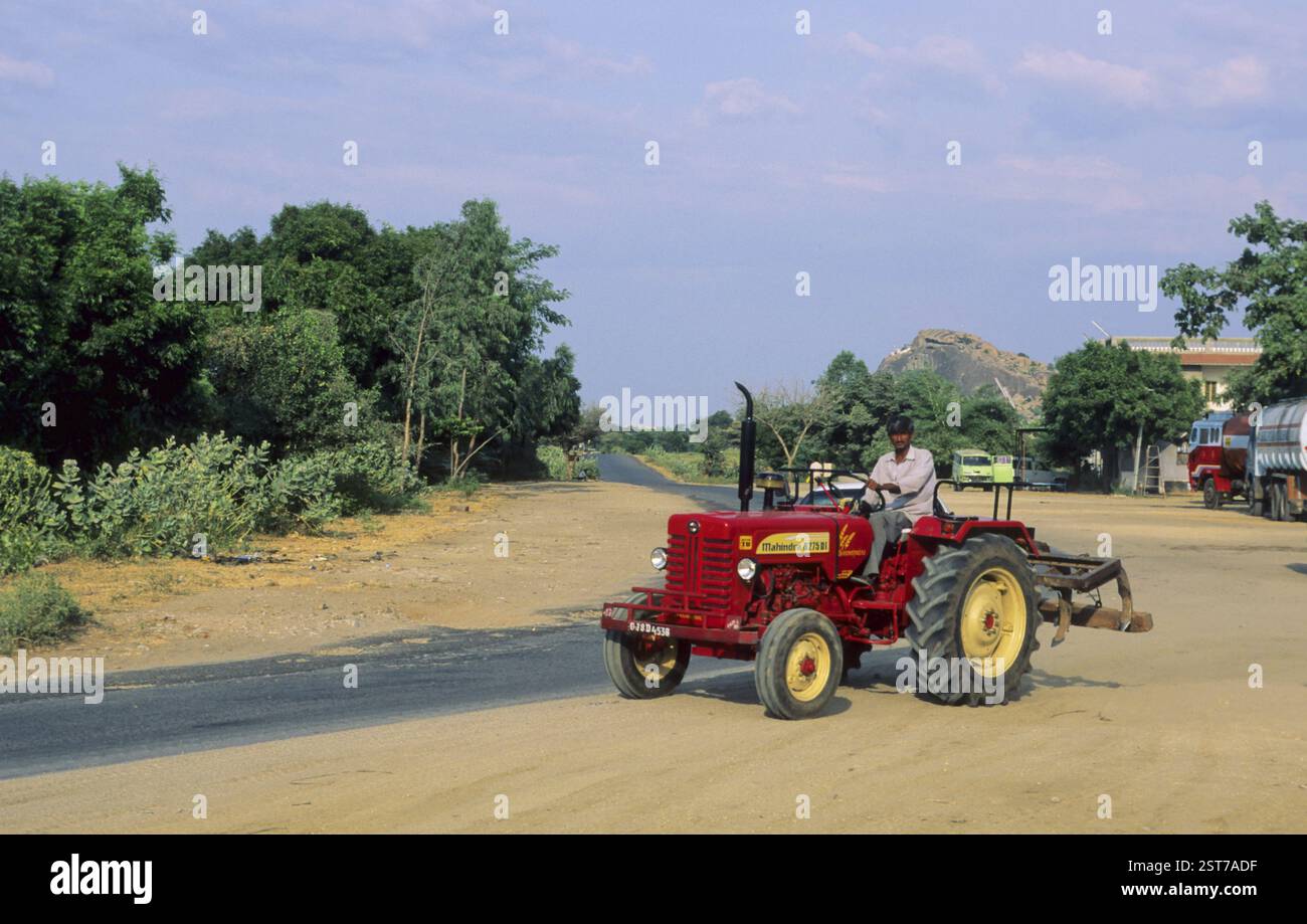 Il trattore sulla strada Foto Stock