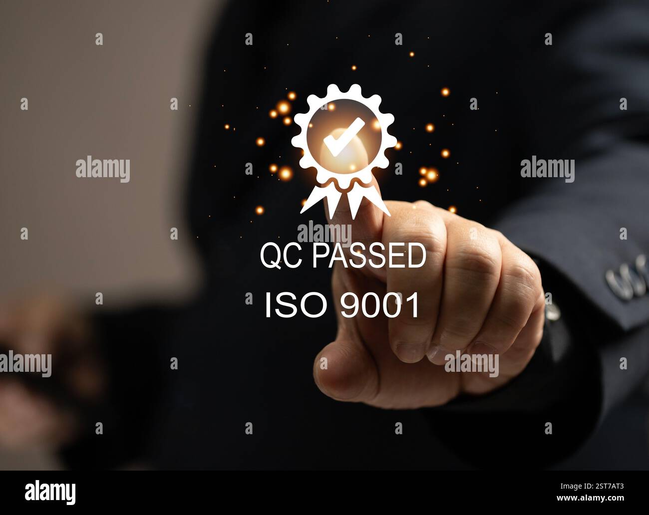 stampa uomo d'affari al qc superato iso 9001. concetto di soddisfazione. valutazione della qualità del sondaggio sul servizio clienti. feedback, marketing, recensione, successo, positivo Foto Stock