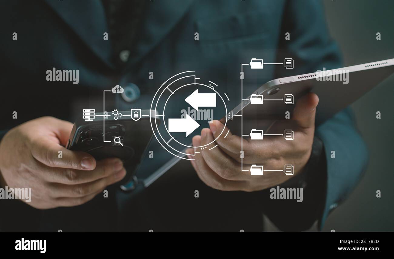 uomo che tiene in mano lo smartphone e il tablet per trasferire la connessione ai file. Servizio e soluzione per il trasferimento delle informazioni di rete, trasferimento del sistema, online. affari. Foto Stock
