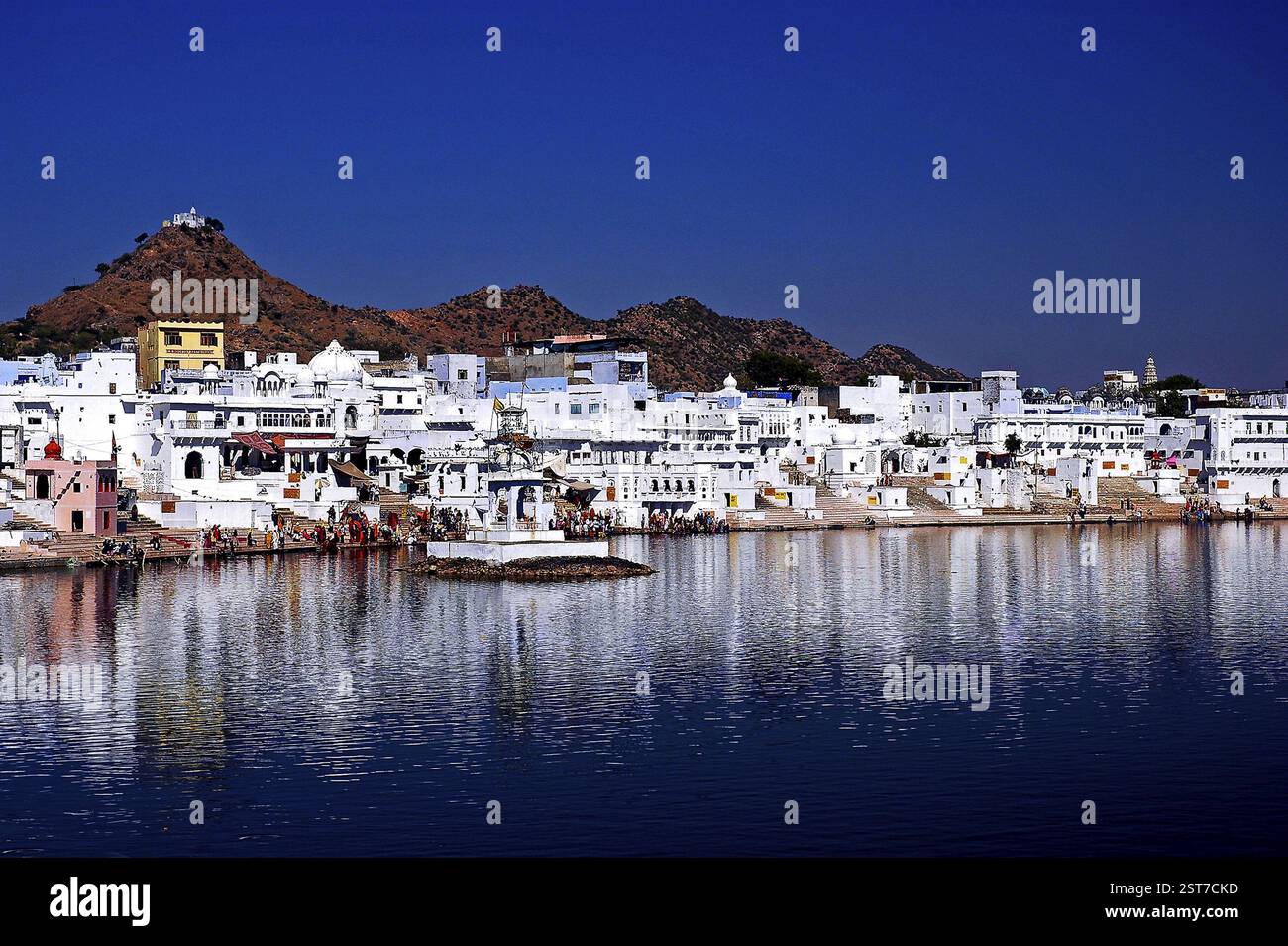 Haveli e case di colore bianco incontaminato riflesso nel lago Pushkar, Rajasthan, India, Asia Foto Stock