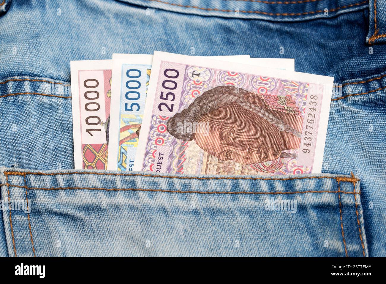 Soldi dell'Africa occidentale - franco nella tasca dei jeans blu Foto Stock
