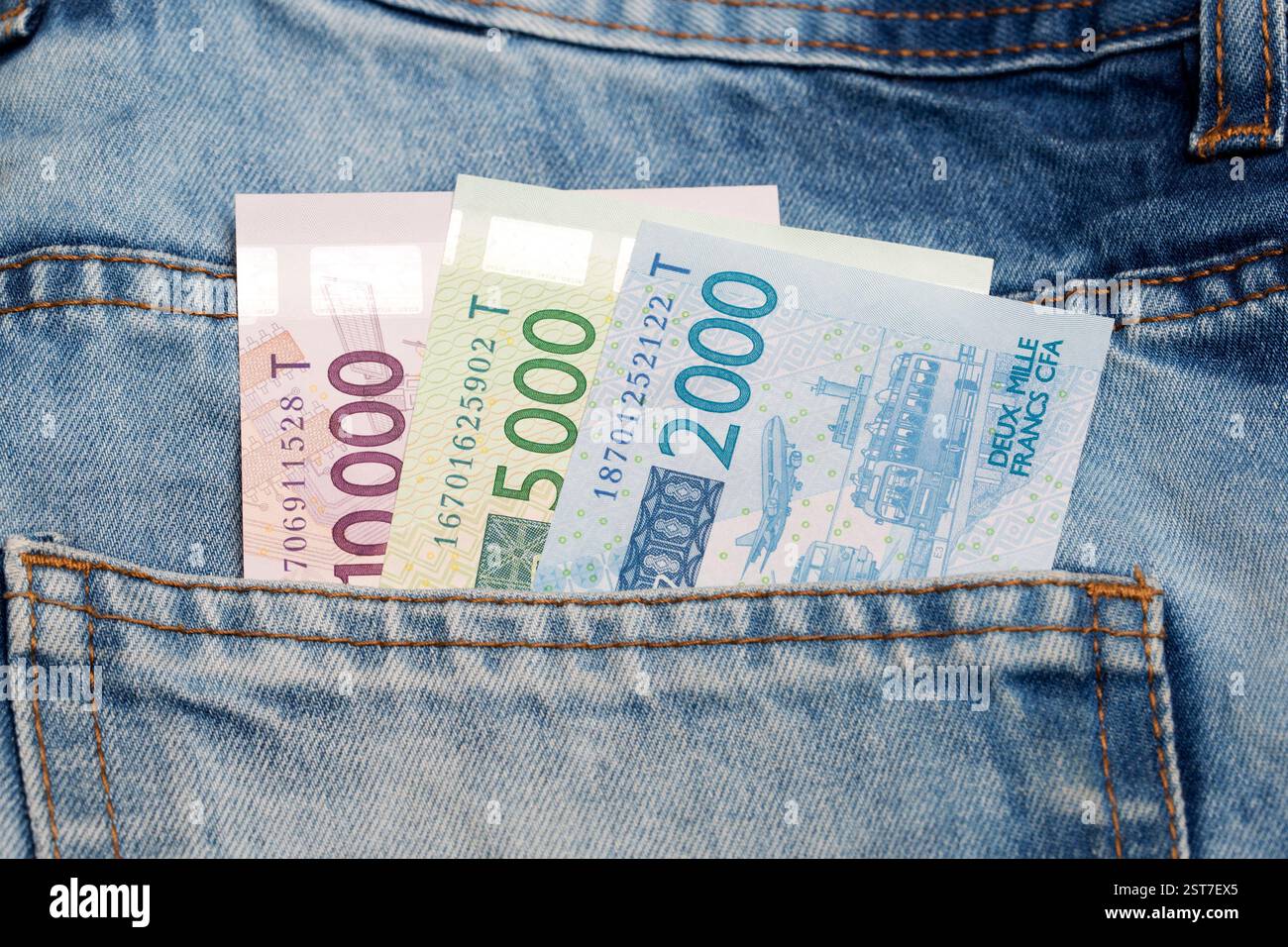 Soldi dell'Africa occidentale - franco nella tasca dei jeans blu Foto Stock