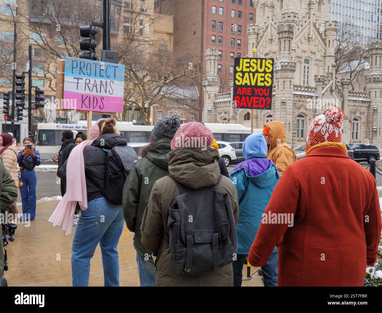 Manifestante che sostiene i diritti per i bambini trans e l'uomo che tiene in mano il cartello di Gesù salva. Michigan Avenue, Chicago, Illinois. Foto Stock