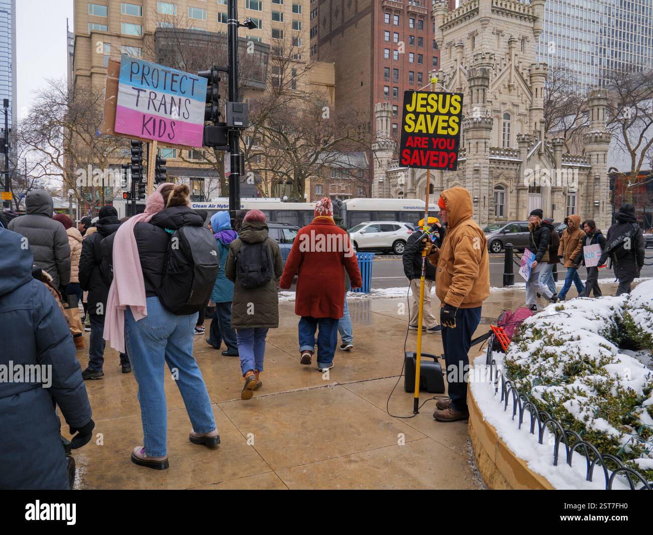Manifestante che sostiene i diritti per i bambini trans e l'uomo che tiene in mano il cartello di Gesù salva. Michigan Avenue, Chicago, Illinois. Foto Stock