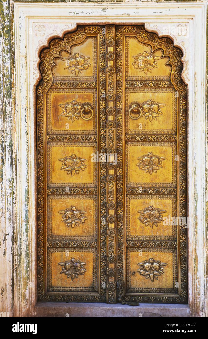Pannello in ottone riccamente goffrato sulla porta del City Palace, Jaipur, Rajasthan, India, Asia Foto Stock
