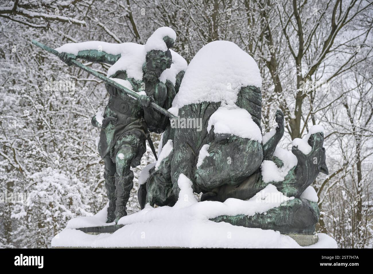 Inverno, neve, scultura caccia al cinghiale del periodo rinascimentale, Fasanerieallee, Tiergarten, Mitte, Berlino, Germania, Europa Foto Stock