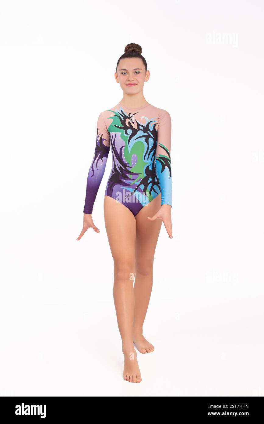 Giovane ginnasta acrobatica pronta a iniziare i suoi esercizi, isolata su sfondo bianco. Sport e competizione per adolescenti Foto Stock