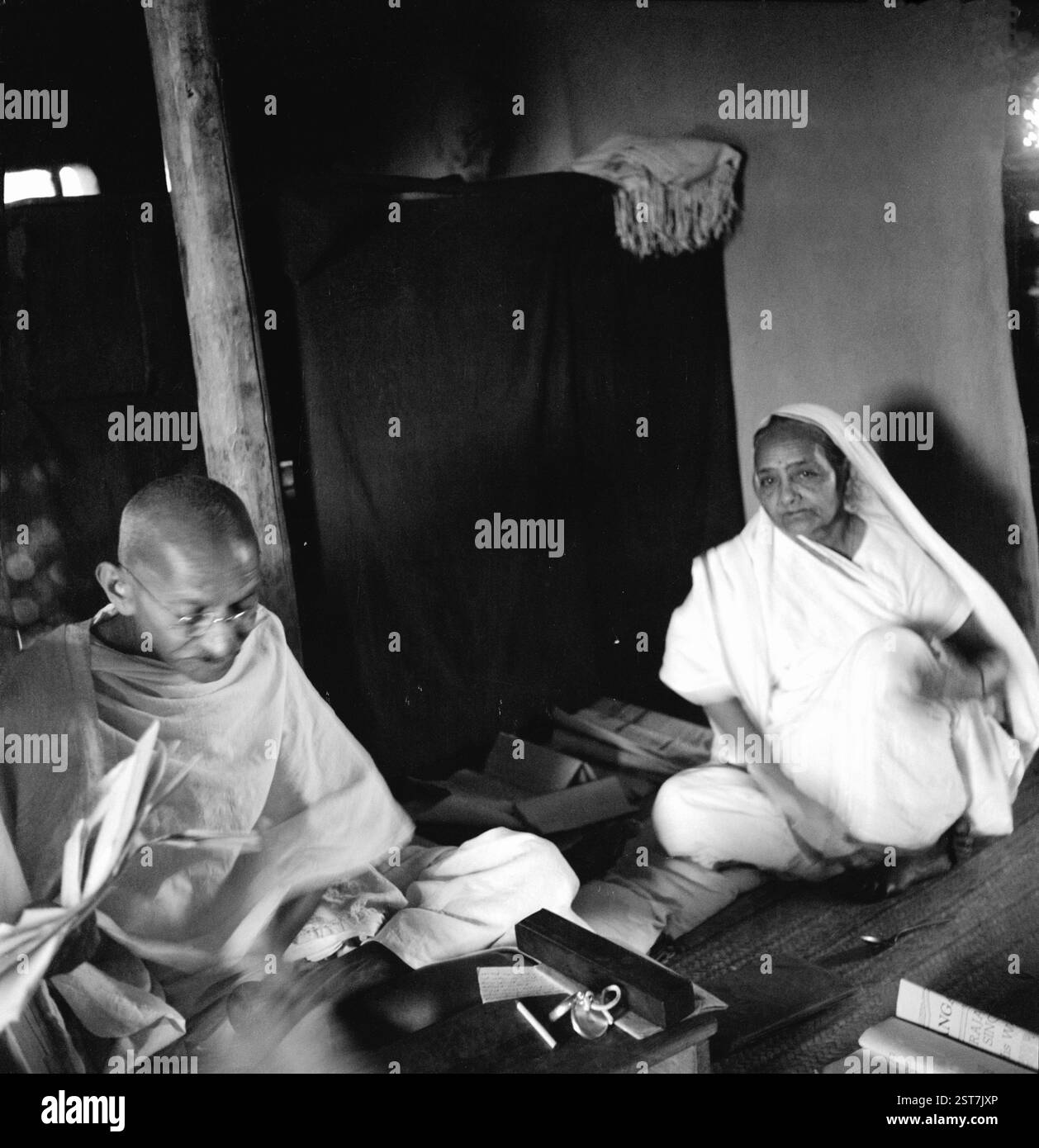 Mahatma Gandhi con sua moglie Kasturba nella sua capanna a Sevagram Ashram, wardha, Maharashtra, India, 1939 - VERSIONE NON DISPONIBILE, Asia Foto Stock