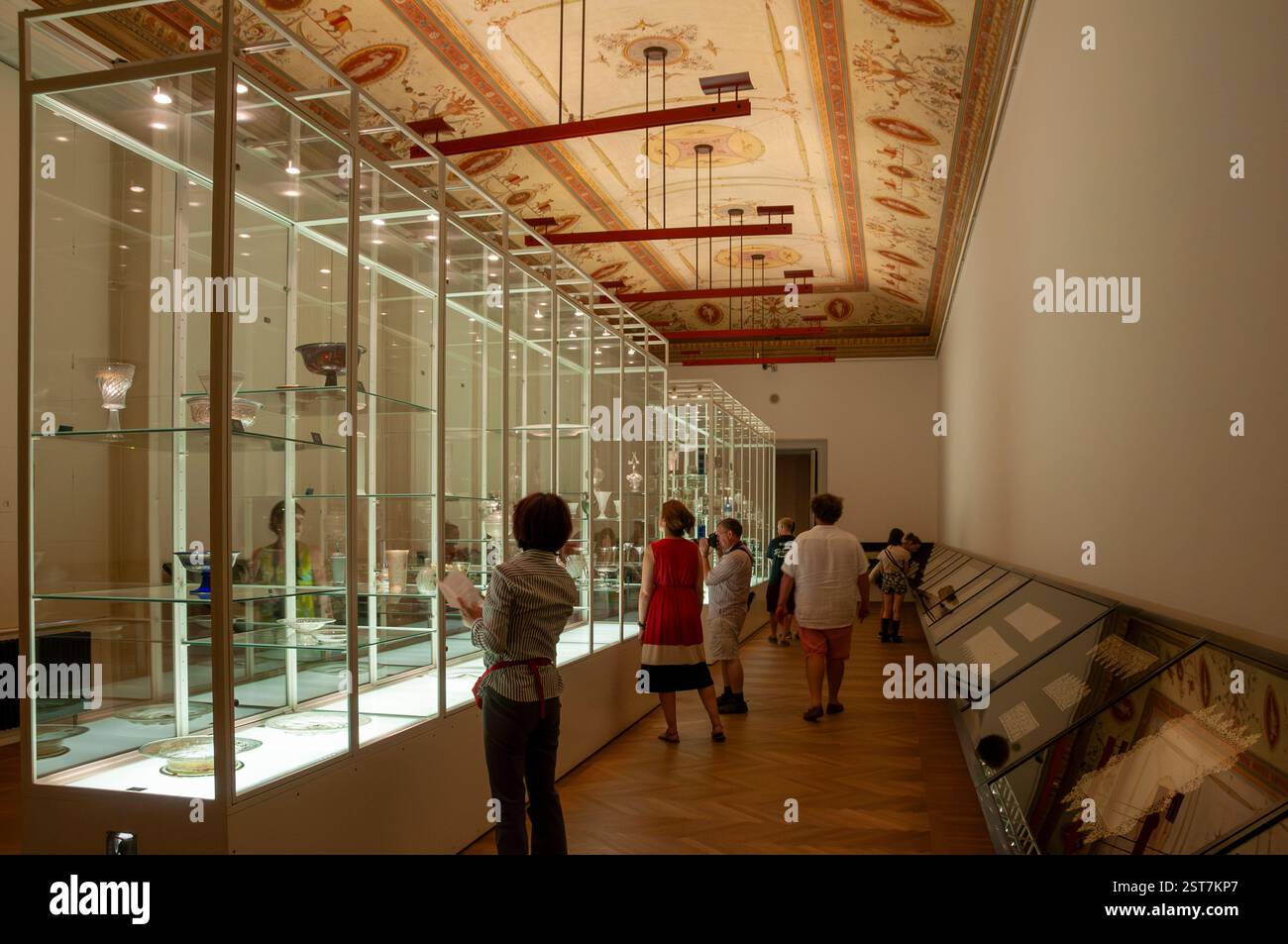 Museo MAK. Vetrina di una collezione di oggetti in vetro artigianali. Vienna Foto Stock