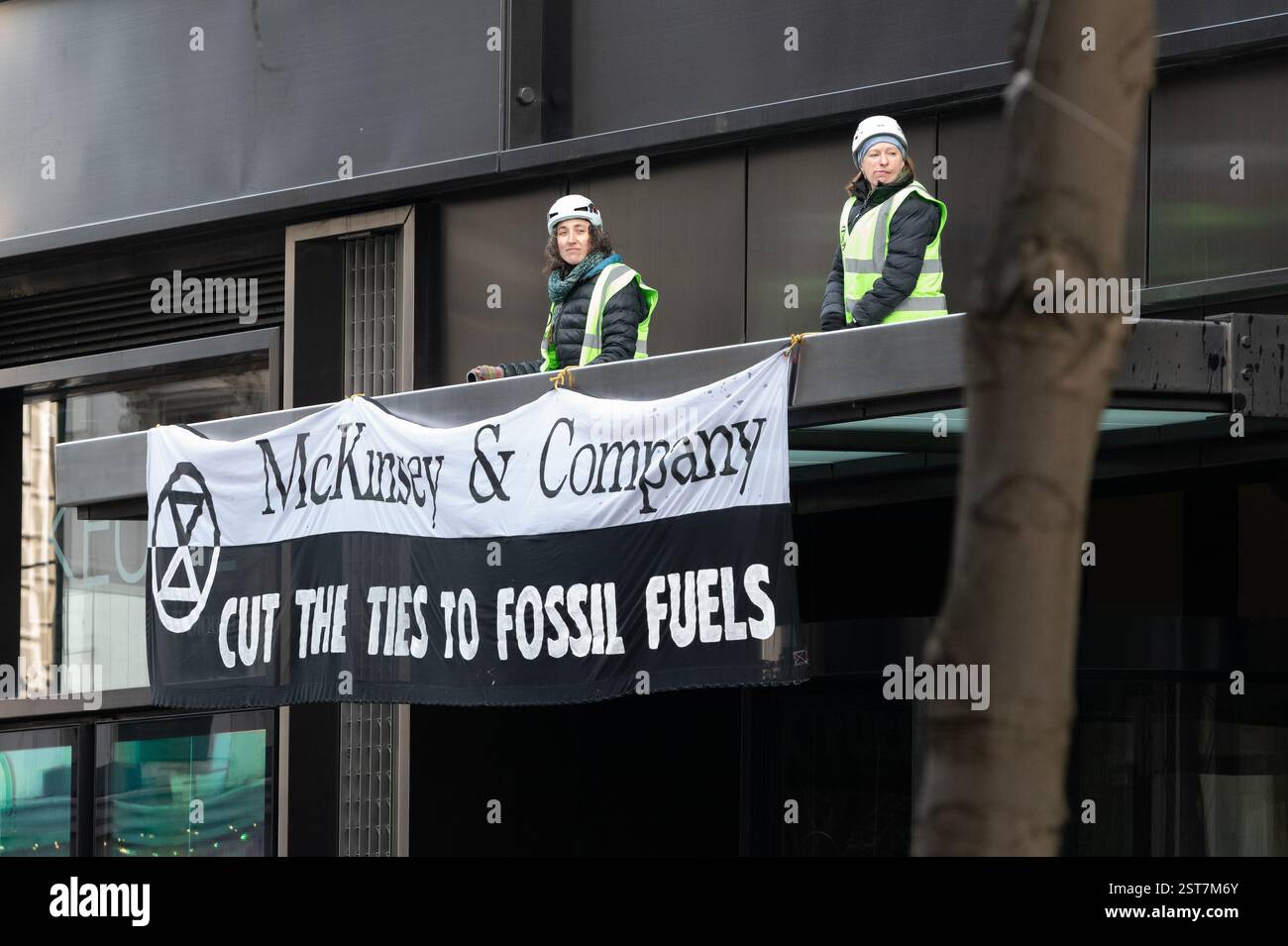 Londra, Regno Unito. 17 febbraio 2025. Gli attivisti per il clima della ribellione per l'estinzione protestano all'esterno e occupano il tetto d'ingresso della McKinsey & Company, invitando i consulenti di gestione a "tagliare i legami" con l'industria dei combustibili fossili responsabile del riscaldamento globale. Crediti: Ron Fassbender/Alamy Live News Foto Stock