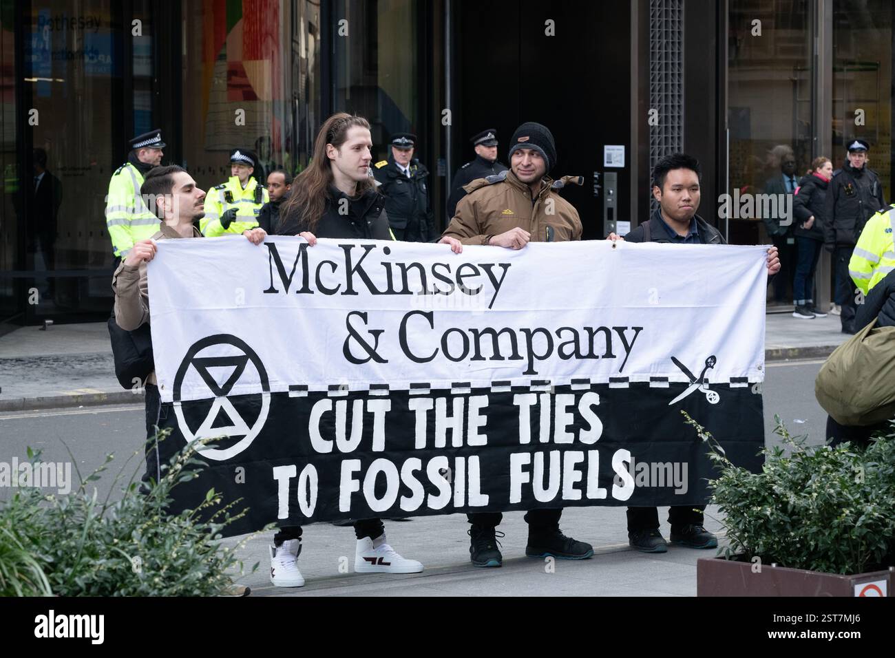 Londra, Regno Unito. 17 febbraio 2025. Gli attivisti per il clima della ribellione per l'estinzione protestano all'esterno e occupano il tetto d'ingresso della McKinsey & Company, invitando i consulenti di gestione a "tagliare i legami" con l'industria dei combustibili fossili responsabile del riscaldamento globale. Crediti: Ron Fassbender/Alamy Live News Foto Stock