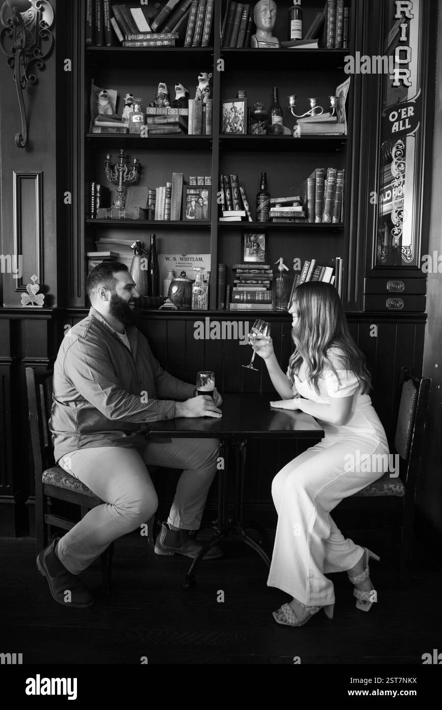 Romantiche foto di fidanzamento all'interno di un pub irlandese. Foto Stock