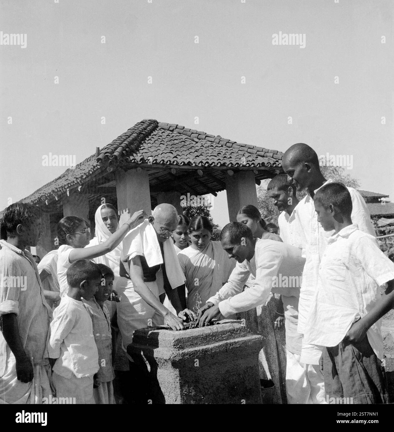 Mahatma Gandhi piantando un albero tulsi a Sevagram Ashram, wardha, Maharashtra, India, 1946 - VERSIONE MODELLO NON DISPONIBILE, Asia Foto Stock