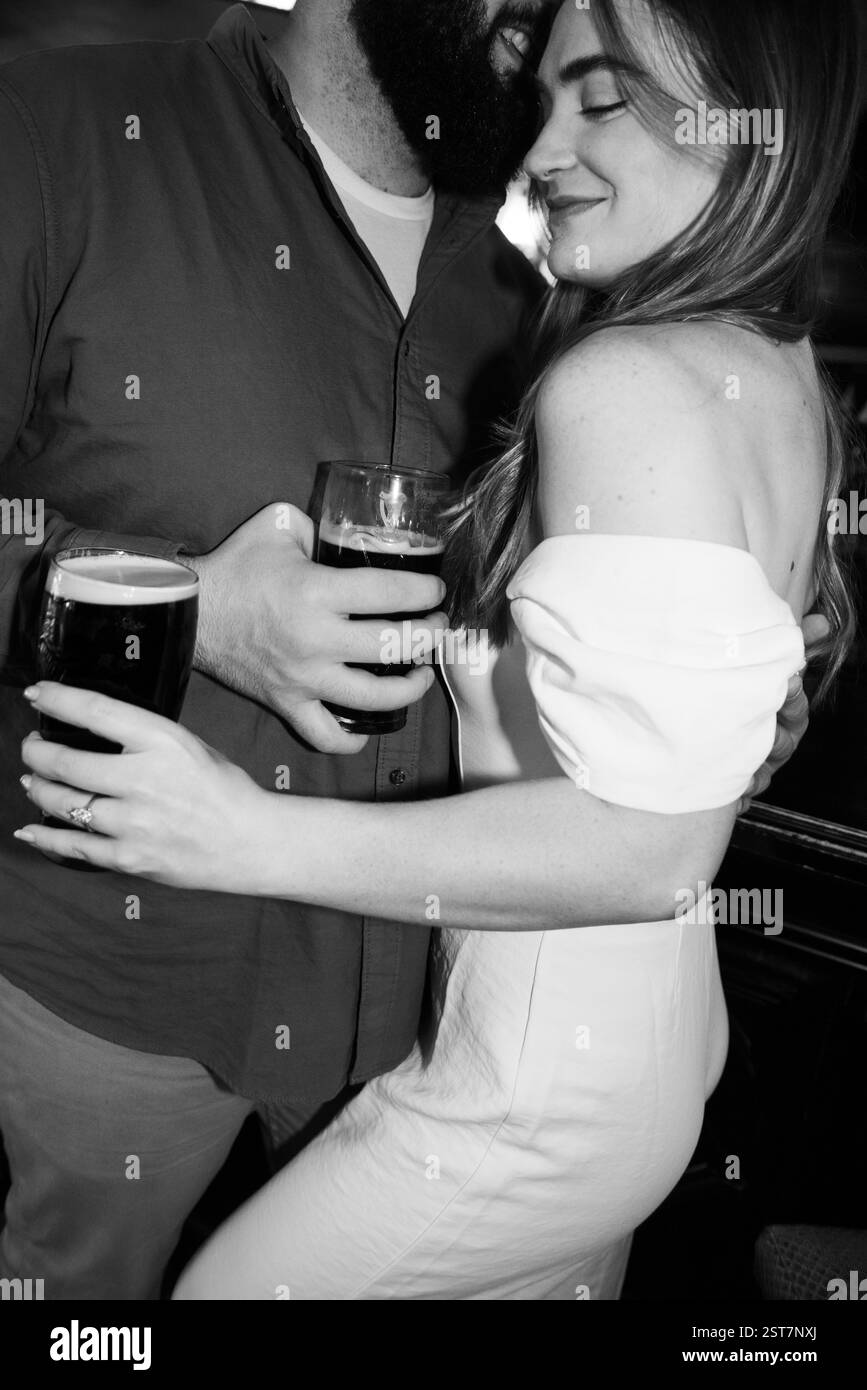 Romantiche foto di fidanzamento all'interno di un pub irlandese. Foto Stock