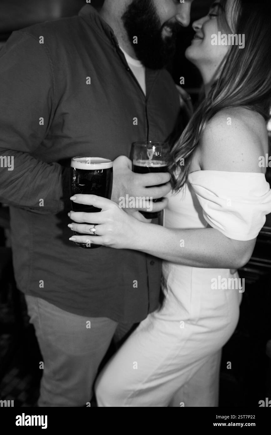 Romantiche foto di fidanzamento all'interno di un pub irlandese. Foto Stock
