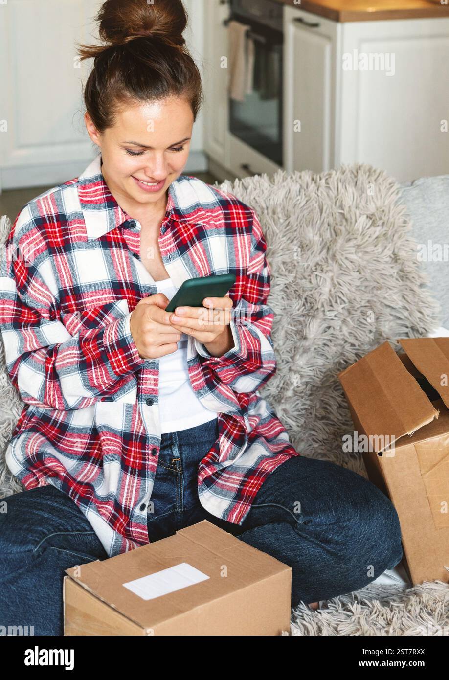 Concetto di ordinazione con un clic e consegna in giornata. Donna che condivide la sua esperienza di shopping online. Foto Stock
