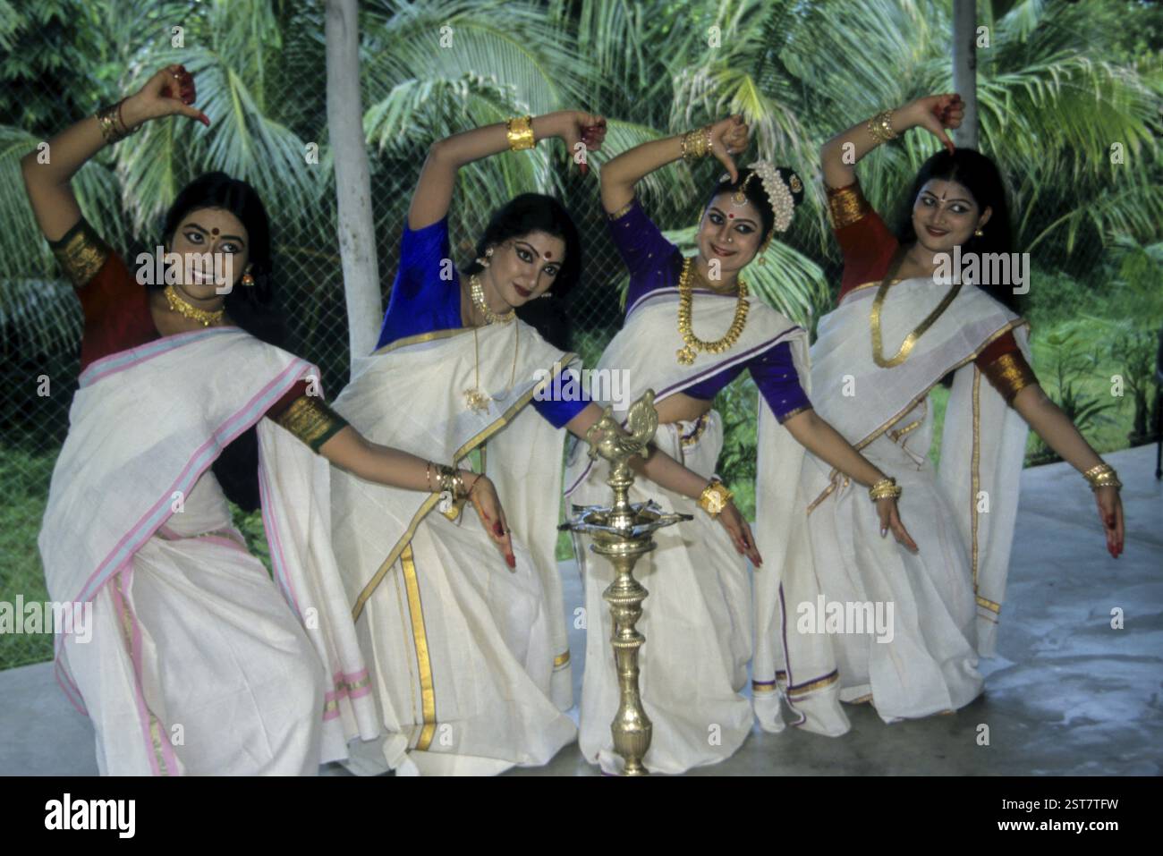 Onam festival, donne che fanno danza classica, kerala, india Foto Stock