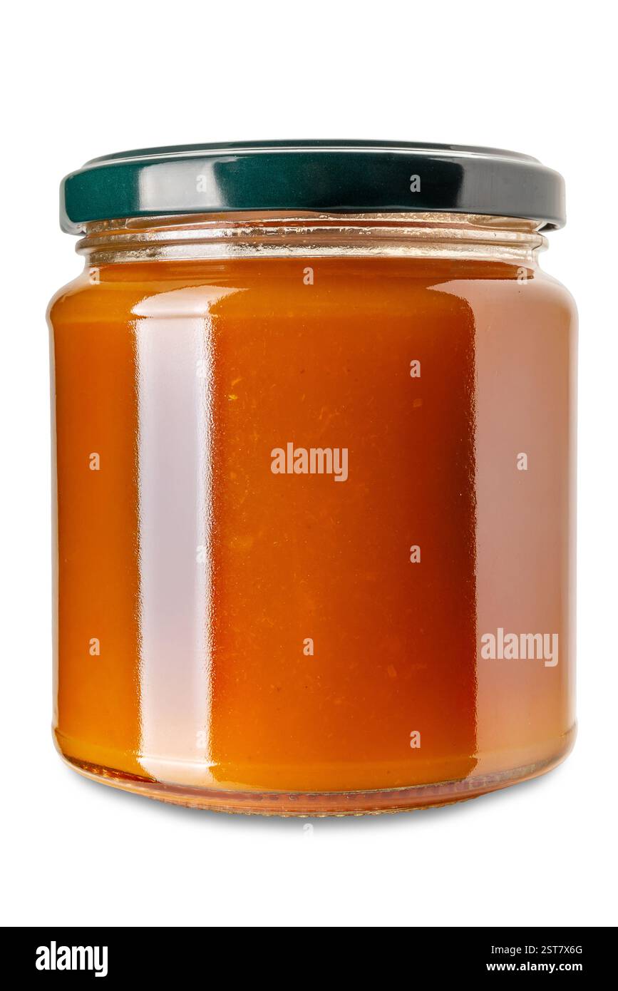 Marmellata di albicocche in vaso di vetro con tappo verde isolato su bianco con percorso di ritaglio incluso Foto Stock