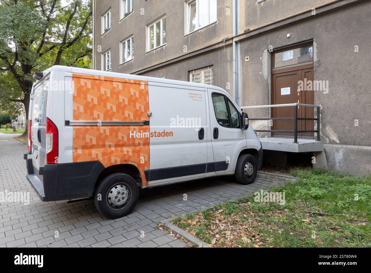 OSTRAVA, CZECHIA - 4 OTTOBRE 2023: Furgone Citroen Jumper della società Heimstaden che offre servizi di noleggio e immobiliari in Repubblica Ceca Foto Stock
