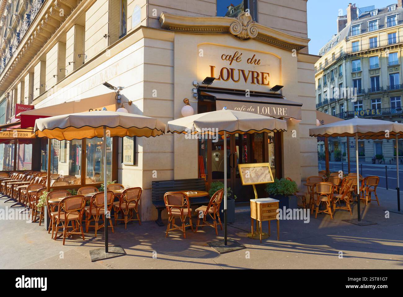 Parigi, Francia - 16 febbraio 2025 : il Cafe du Louvre, situato sull'Opéra, avenue nel 1° distretto di Parigi. E' un affascinante caffè tradizionale che incarna Foto Stock