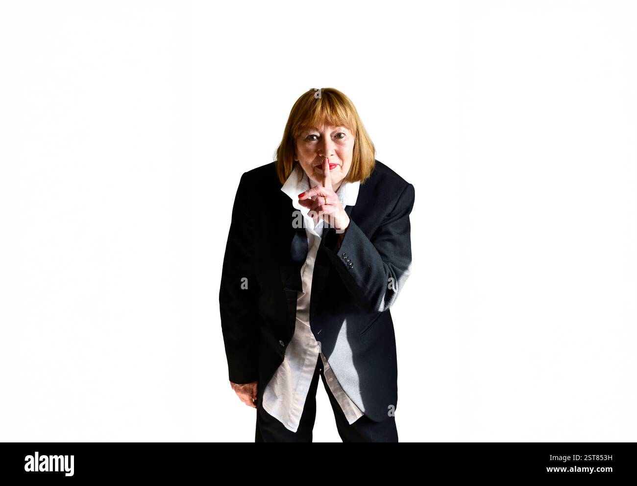 Donna matura che indossa una giacca nera con cravatta per il compleanno di pary Foto Stock