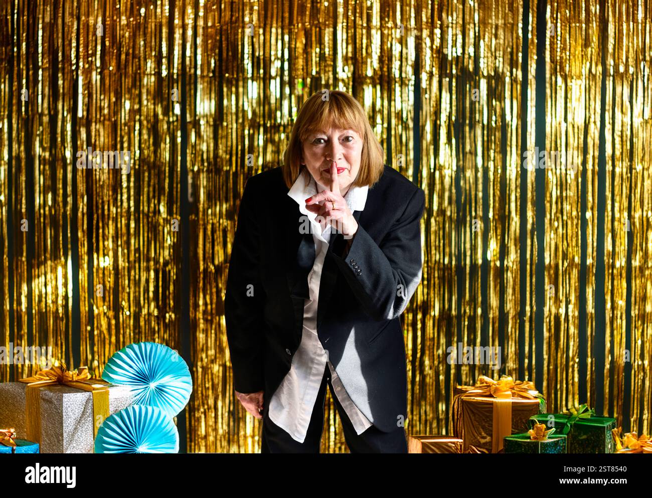 Donna matura che indossa una giacca nera con cravatta per il compleanno di pary Foto Stock