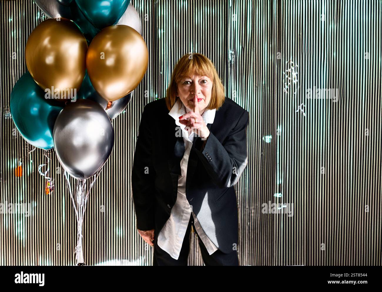 Donna matura che indossa una giacca nera con cravatta per il compleanno di pary Foto Stock