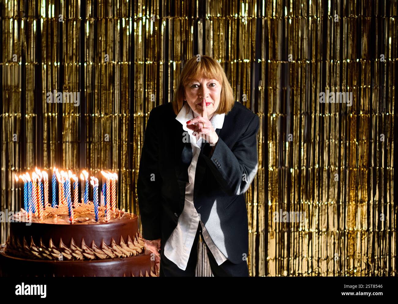 Donna matura che indossa una giacca nera con cravatta per il compleanno di pary Foto Stock