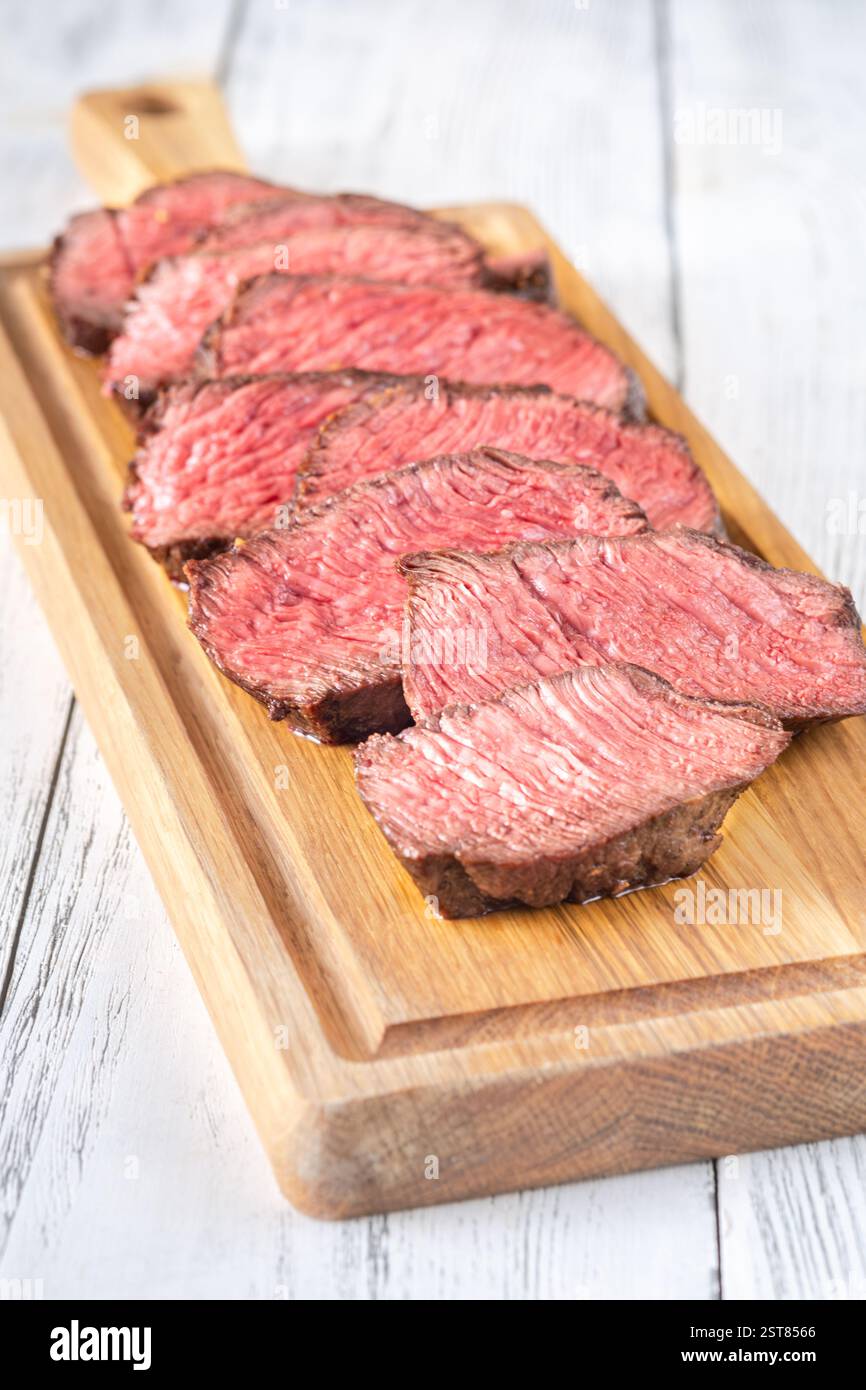 Tenera bistecca di mignon in filetto, perfettamente cotta, tagliata a fette e presentata elegantemente Foto Stock