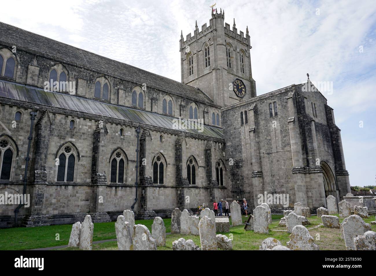 Christchurch Priory nella pittoresca cittadina inglese nel Dorset, Inghilterra, 20 settembre 2022. L'esterno dell'edificio religioso è bellissimo Foto Stock