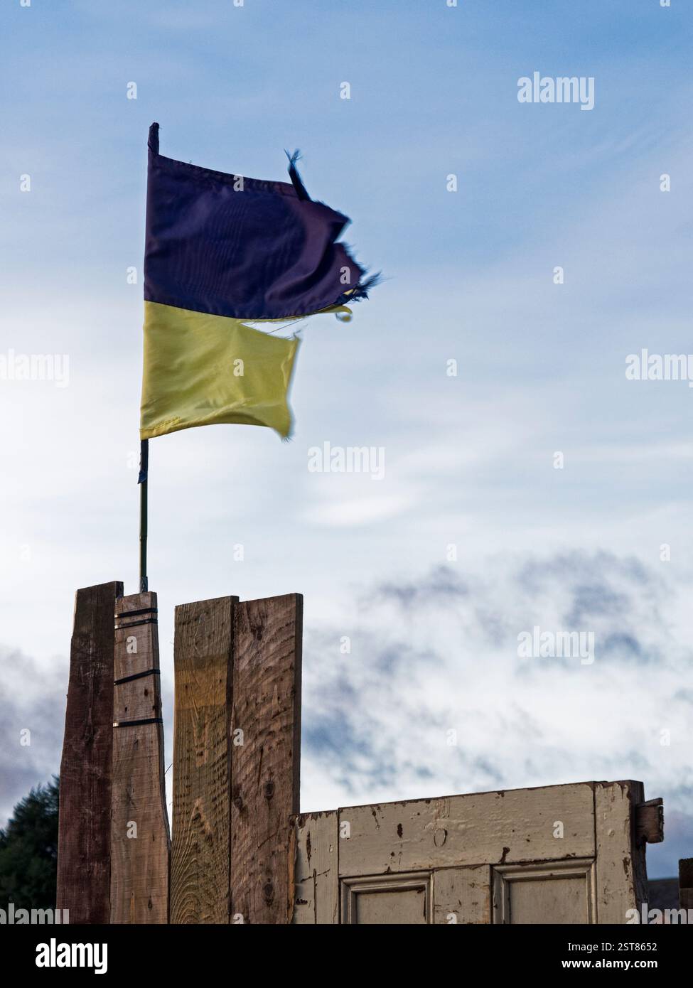 Una bandiera Ucraina che mostra il sostegno al popolo ucraino durante l'invasivo russo. Foto Stock