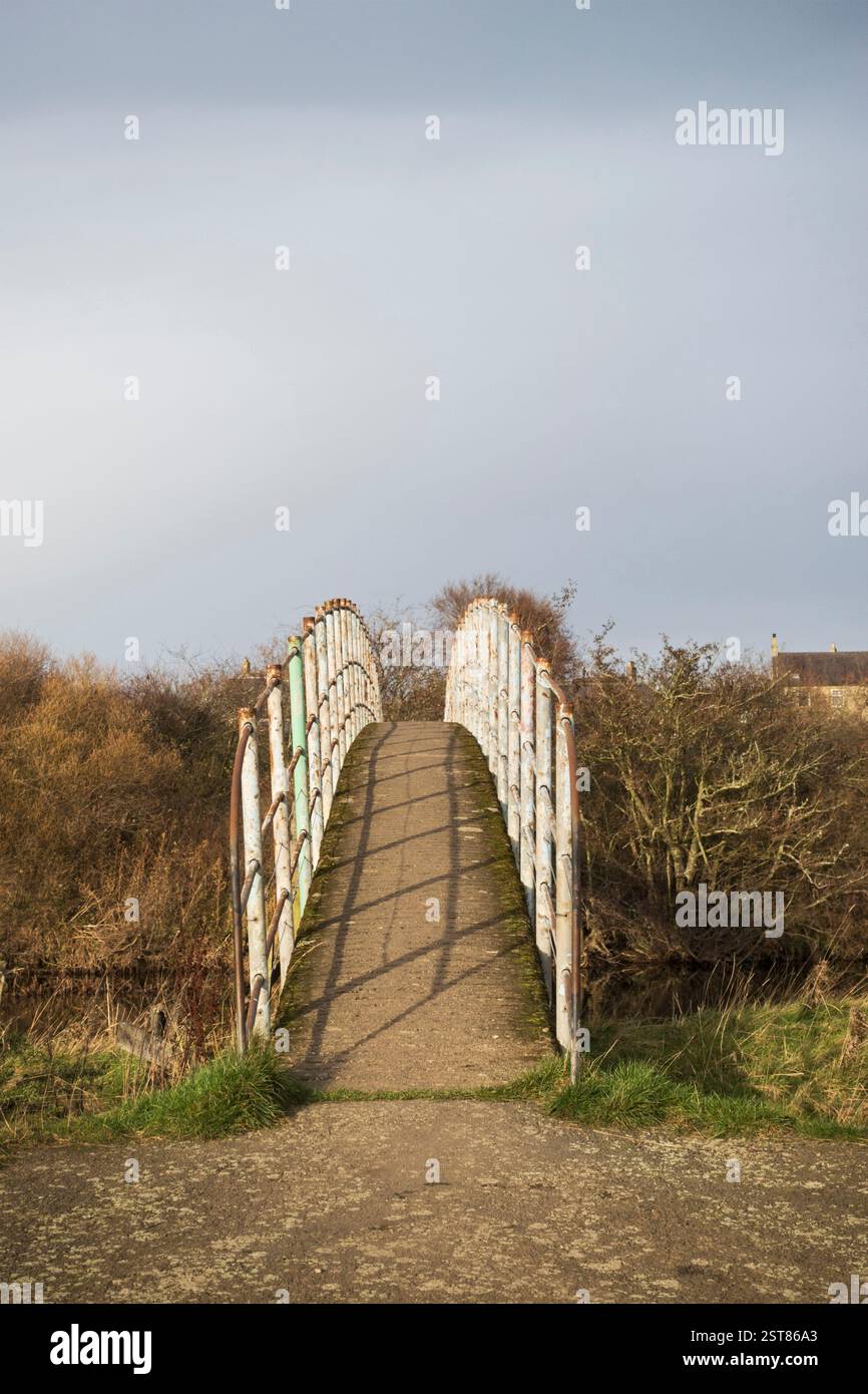 Passerella pedonale a Thropton, Northumberland, Regno Unito, all'incrocio tra Coquet e Rithe o Wreigh, con spazio per copie. Foto Stock