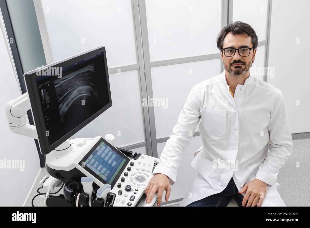 Ecografo medico diagnostico diagnostica diagnostica i pazienti utilizzando la macchina a ultrasuoni nella sala esame medico. Occupazione ecografica in medicina Foto Stock