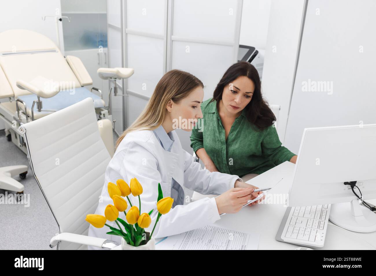 Consultazione del ginecologo. Medico e paziente donna sta parlando in studio ginecologico durante la visita presso la clinica ginecologica Foto Stock