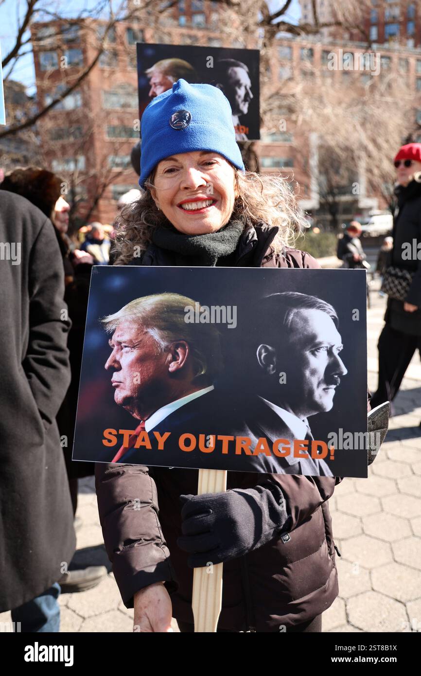 Una donna regge un cartello che paragona il presidente Donald Trump ad Adolf Hitler durante la manifestazione “Not My President’s Day” presso Union Square a New York, N.Y., lunedì 17 febbraio 2025. (Foto: Gordon Donovan) Foto Stock