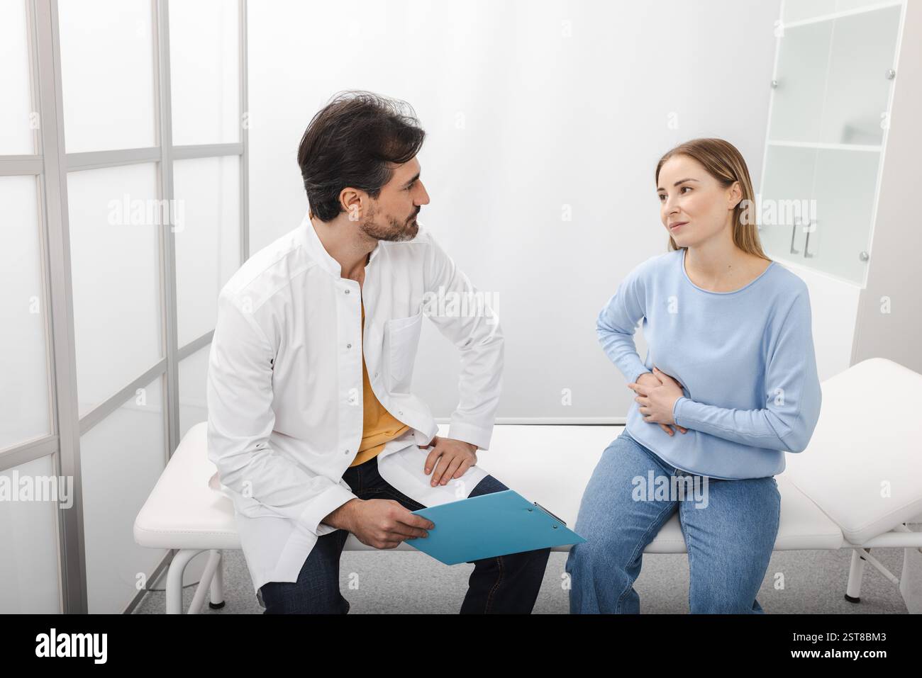 La paziente con dolore al fianco destro è venuta a trovare un medico per controllare la salute dei suoi organi interni e del fegato Foto Stock