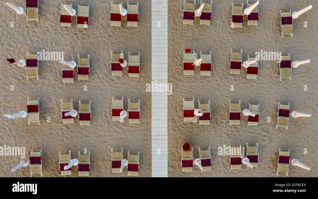 Vista dall'alto degli ombrelloni chiusi la sera in estate sulla spiaggia di Marina di Ostuni, Puglia, Italia Foto Stock