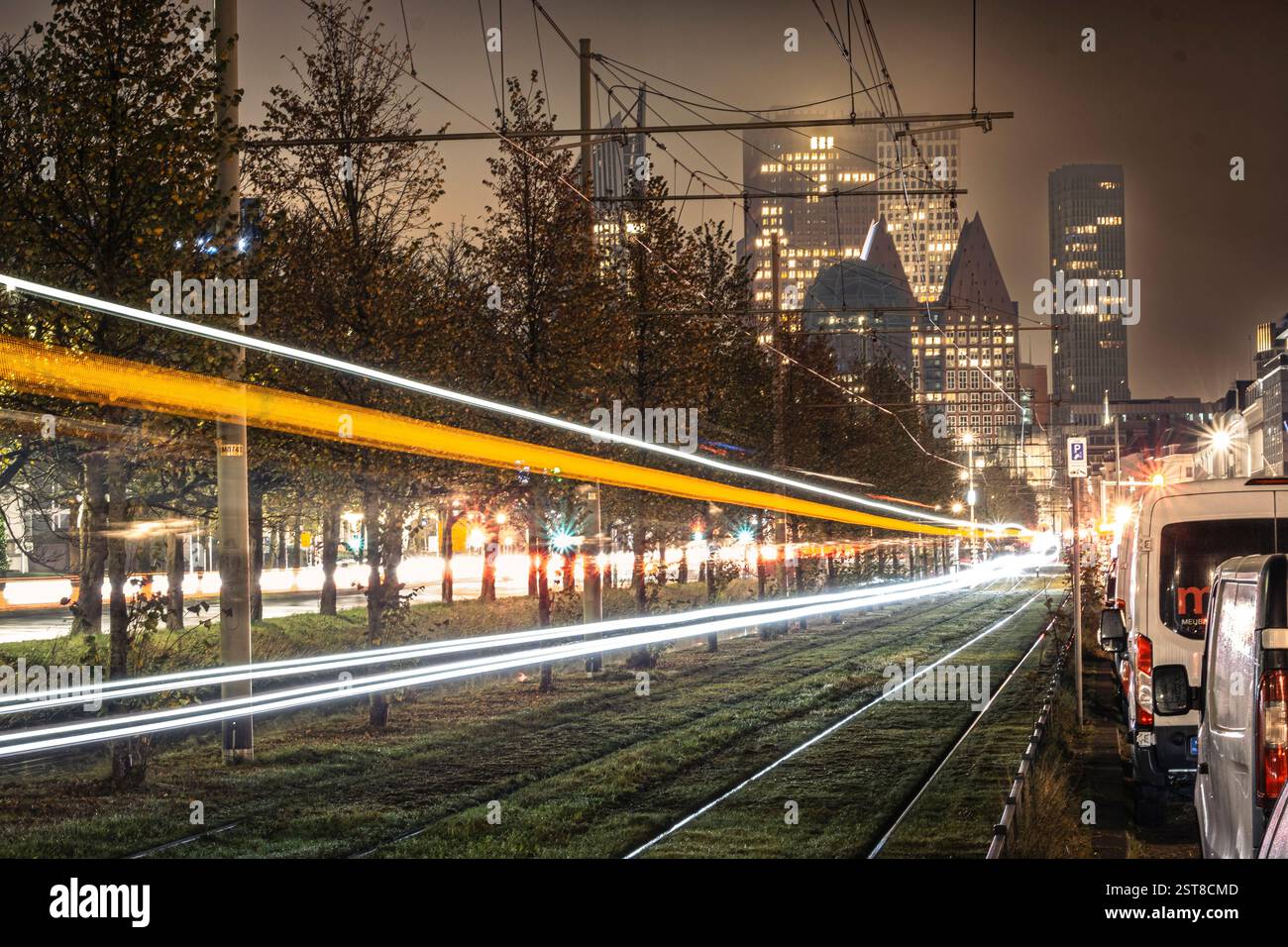 Le luci della città di notte con le piste luminose del tram catturano l'energia e il movimento della vita urbana. #luci #urbane Foto Stock