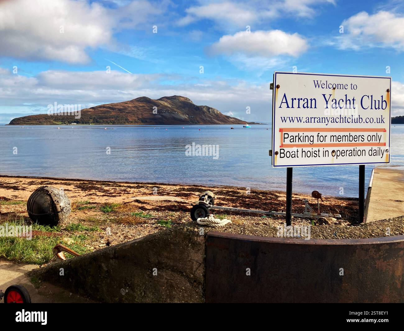 Vista verso Holy Isle dalla baia di Lamlash, dall'isola di Arran, dal Firth of Clyde, Scozia Foto Stock