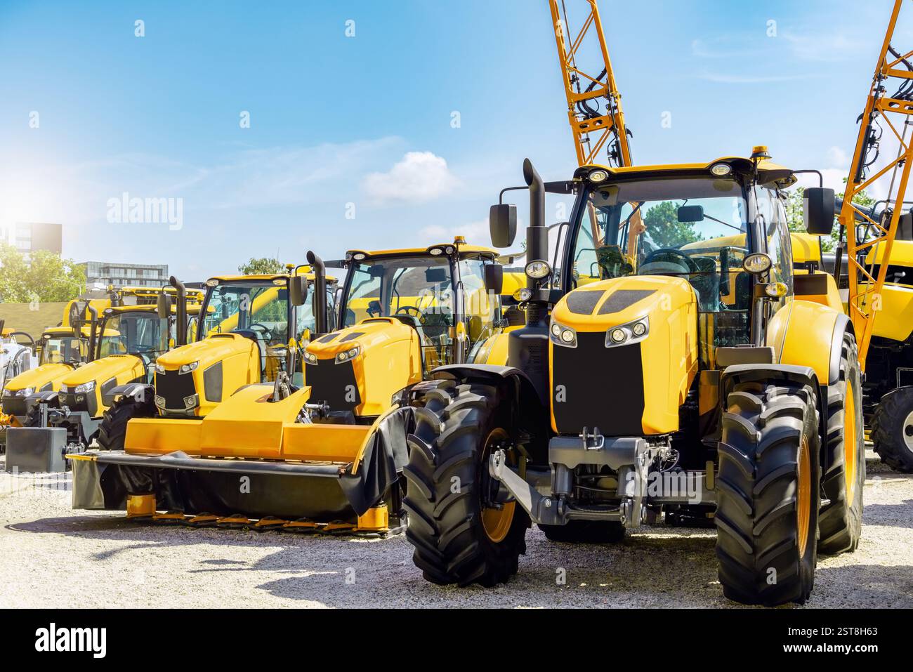 Macchine agricole gialle presso la concessionaria di attrezzature Foto Stock