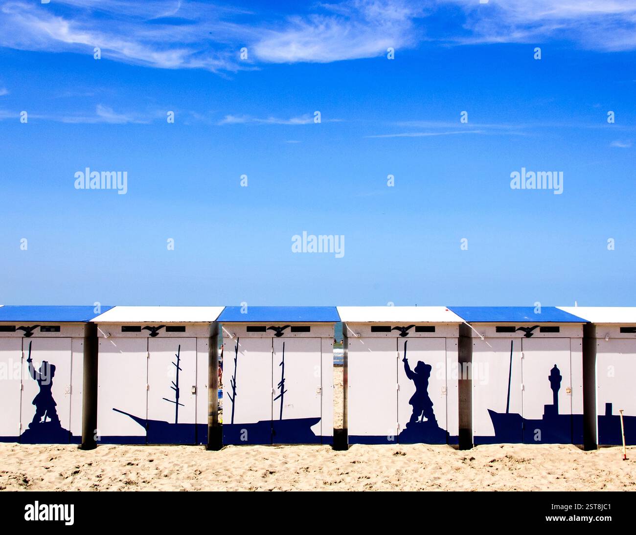 Colorate capanne blu e bianche con motivi grafici lungo la riva, ognuna un piccolo santuario per il relax al sole e la brezza dell'oceano. Foto Stock