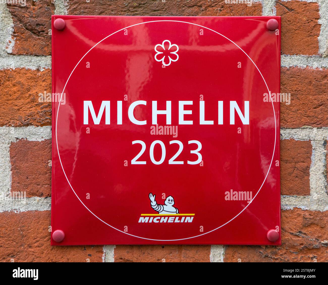 Londra, Regno Unito - 29 agosto 2023: Una targa Michelin sull'esterno di un ristorante a Londra, Regno Unito. Foto Stock